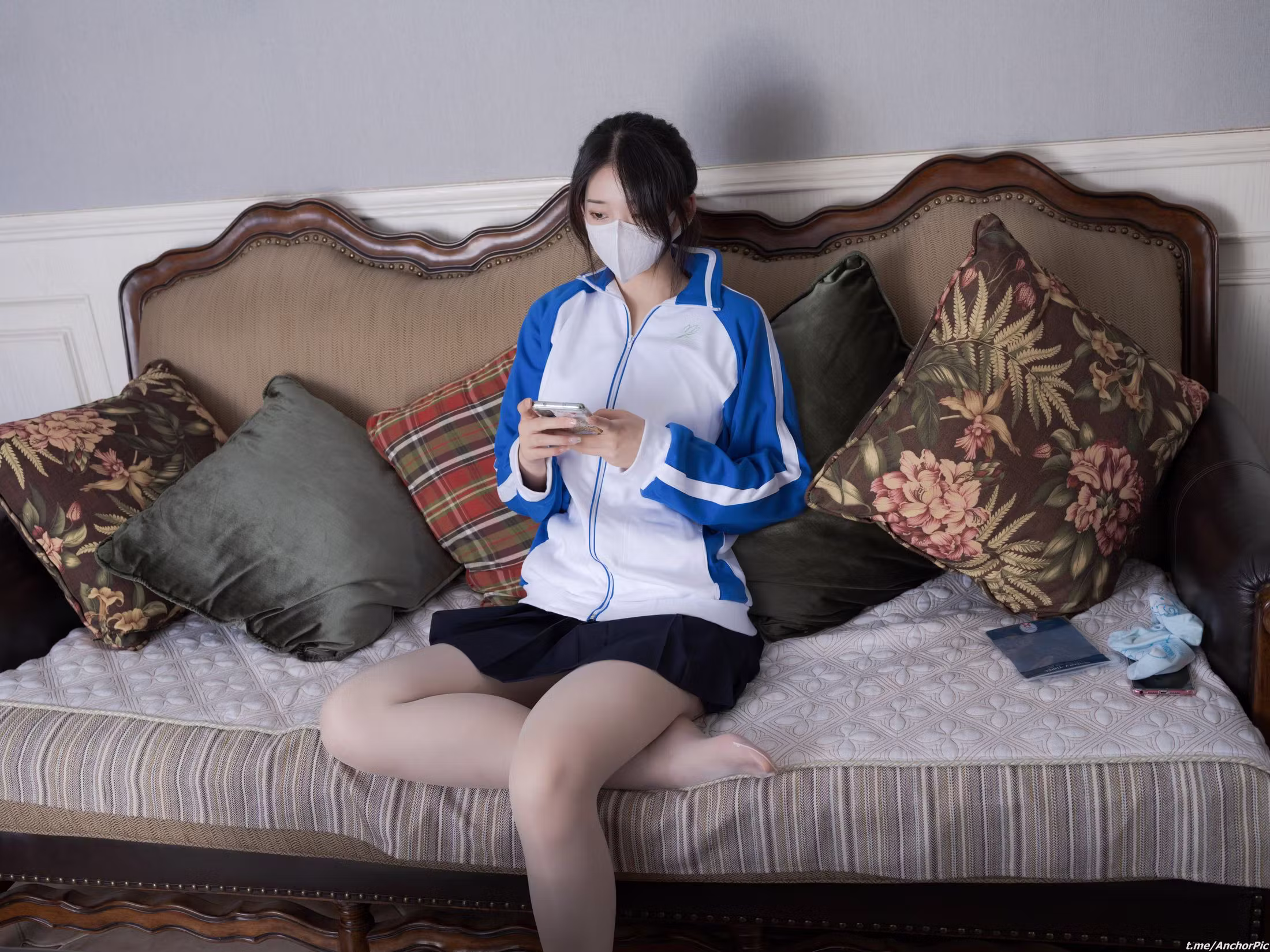 沙发盘腿坐姿玩手机展现风骚清纯少女女性诱惑